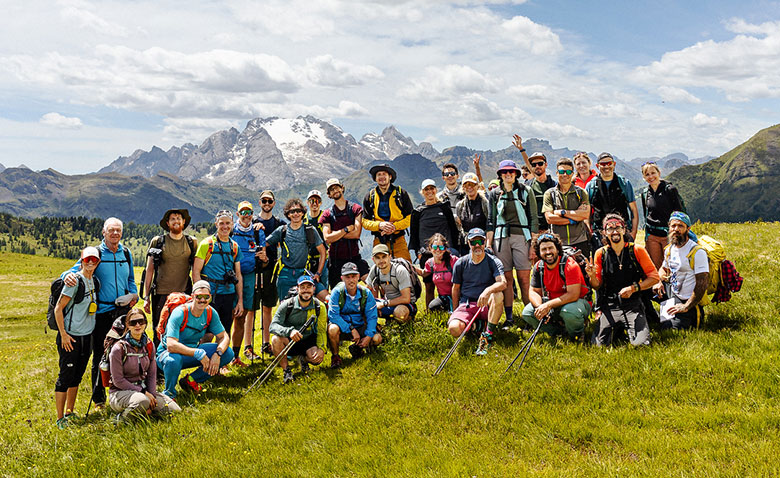 Escursionisti durante un trekking guidato in montagna