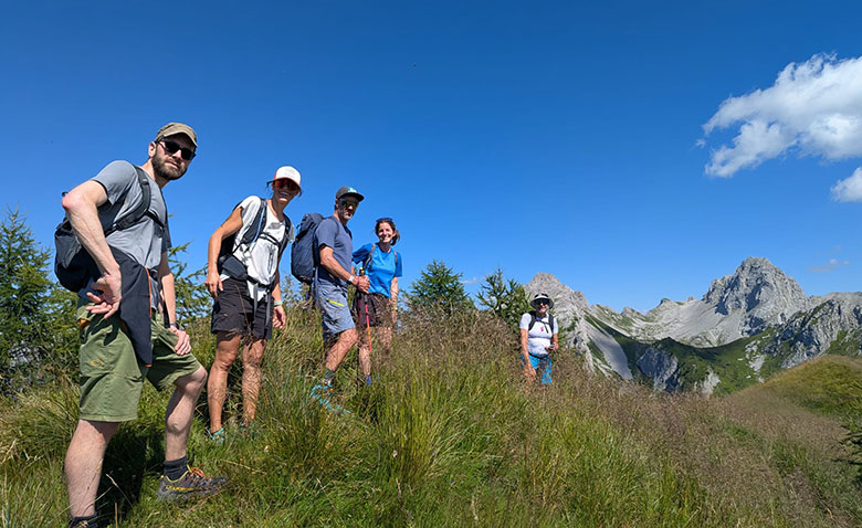 Escursionisti durante un trekking guidato in montagna