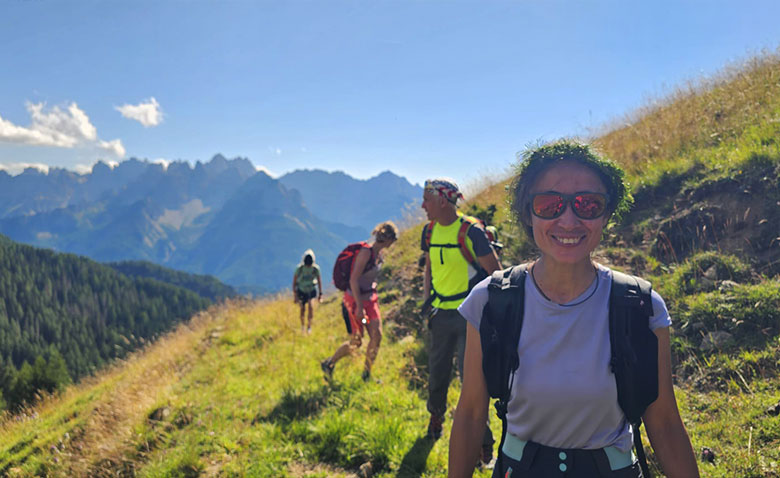 Escursionisti durante un trekking guidato in montagna