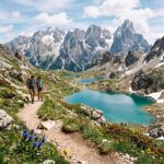 Escursionisti durante un trekking guidato in montagna
