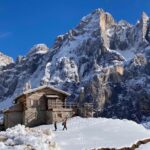 Escursionisti durante un trekking guidato in montagna