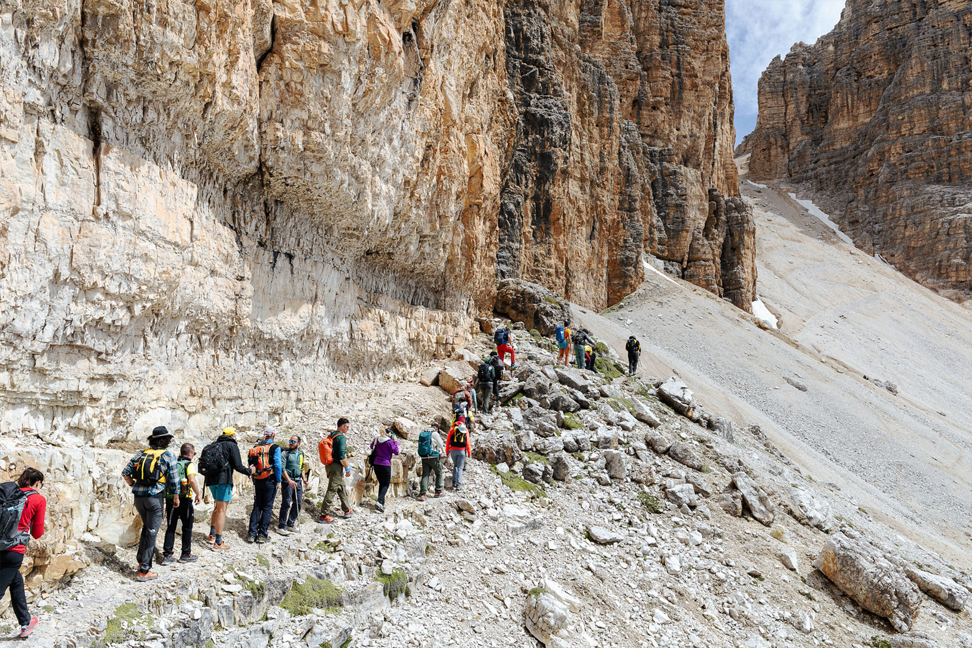 Escursionisti durante un trekking guidato in montagna